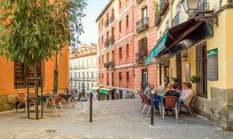 Một ga tàu điện ngầm sạch sẽ và hiện đại ở thủ đô Tây Ban Nha Madrid